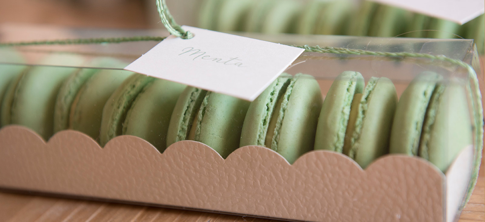 Les Toqués des Boîtes - Craquez pour l'élégance de la semelle épaisse Lili,  qui présentera de façon chic vos gâteaux individuels et à partager !  Disposez-la sous vos gourmandises dans votre vitrine